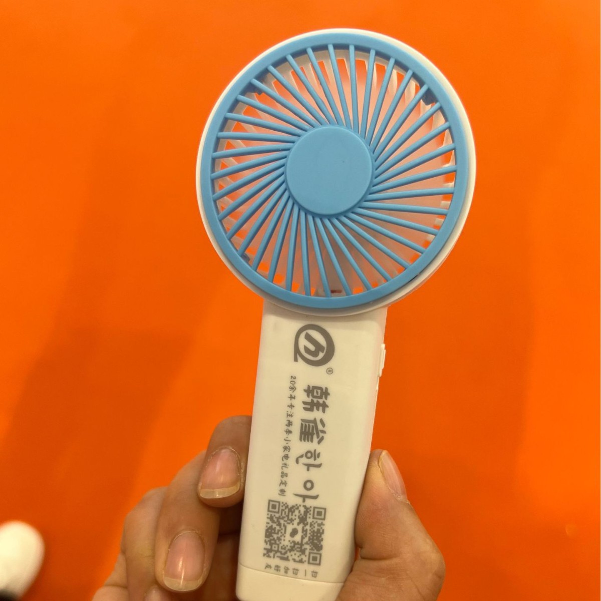 LA713可发样/2025新款充电小风扇简约办公室大风力灯光迷你手持风扇桌面便携扇